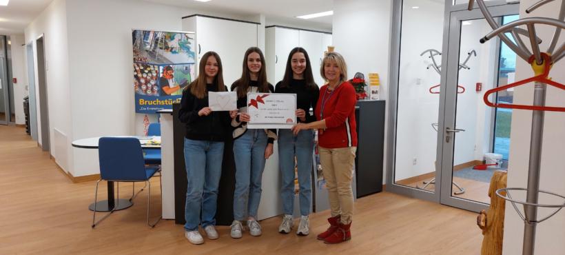 Spendenübergabe der Schülerinnen aus der Realschule Hofheim