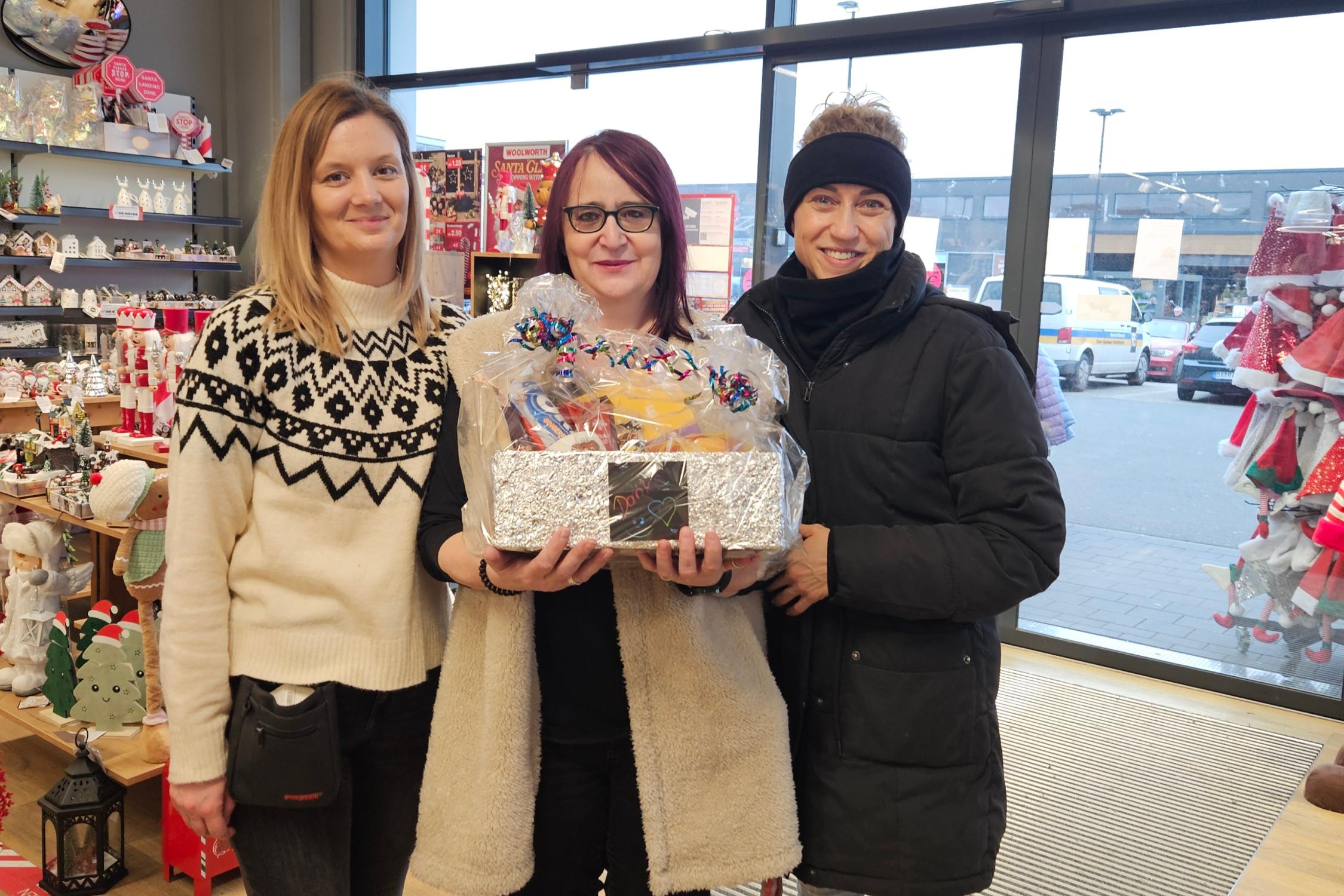 Ludmilla Haag (ganz rechts) bedankt sich im Namen des Hospizvereins Bamberg beim Woolworth-Markt-Team in Hallstadt
