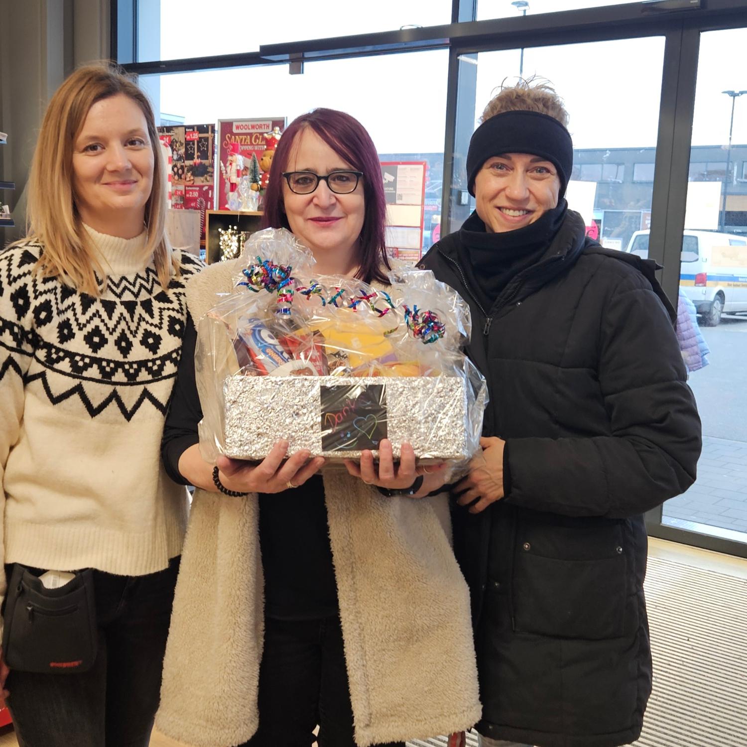 Ludmilla Haag (ganz rechts) bedankt sich im Namen des Hospizvereins Bamberg beim Woolworth-Markt-Team in Hallstadt