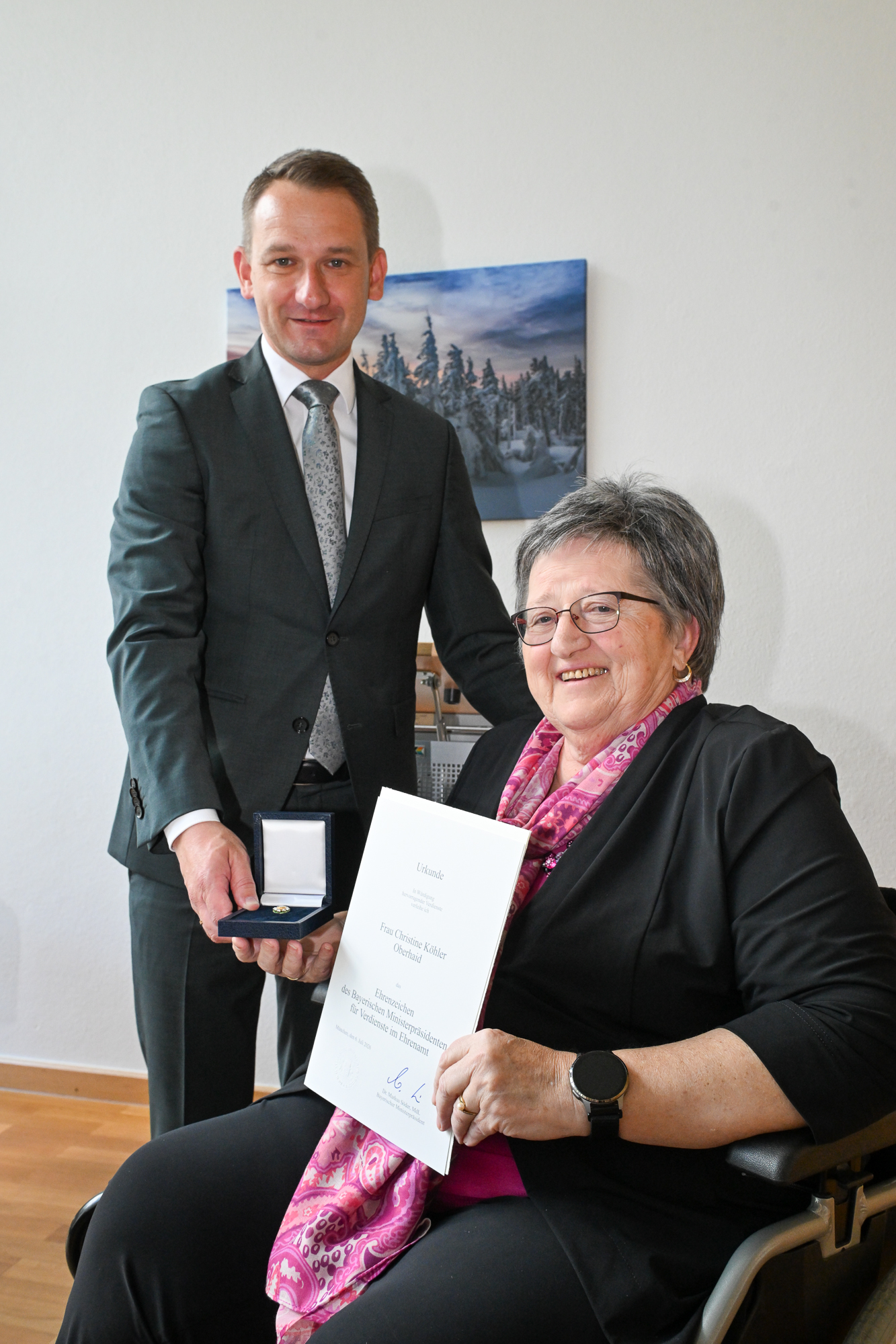 Überreichung des Ehrenabzeichens an Christine Köhler durch Landrat Johannes Maciejonczyk