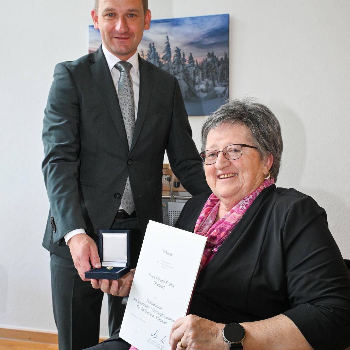 Überreichung des Ehrenabzeichens an Christine Köhler durch Landrat Johannes Maciejonczyk
