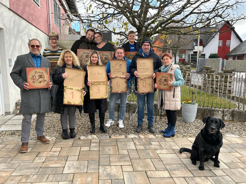 Spende vom Pizzaverkauf beim Winterzauber in Schönbrunn. Vorne links im Bild, die Ideengeber*innen Jo und Daniela Lieb.