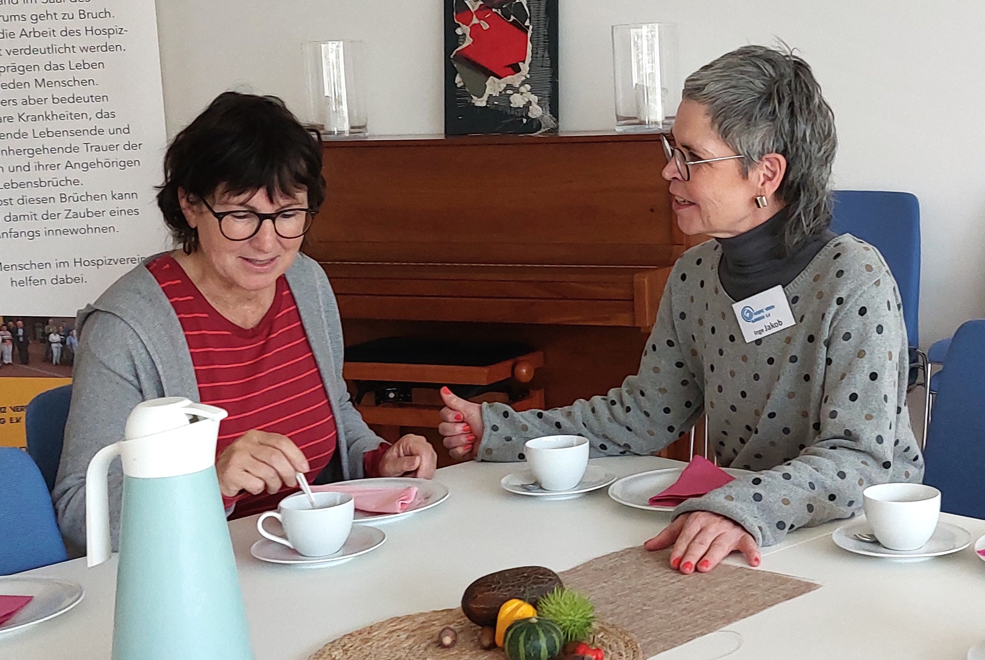 Zusammensein bei Kaffee und Gebäck