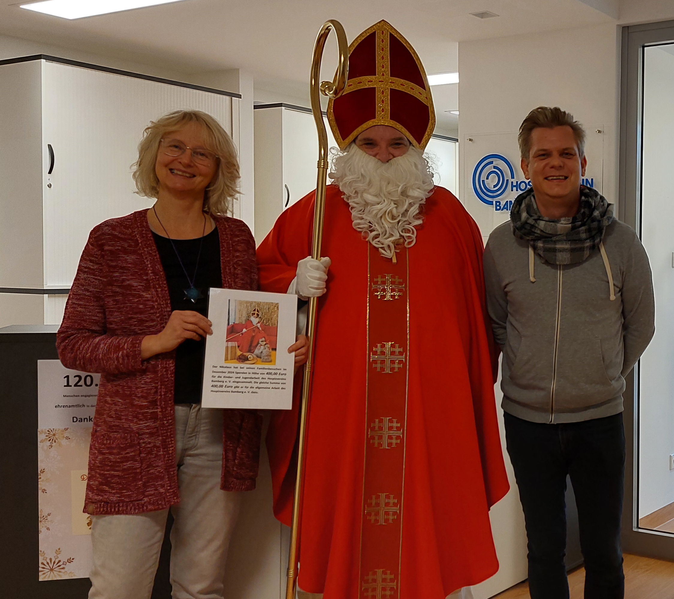 St. Nikolaus besucht den Hospizverein und überbringt Familienspendensammlung (v.l.n.r.: Birgit Herzing, Hopizbegleiterin; Georg Pelzer; Stephan Lamprecht, Koordinator Hospizverein)