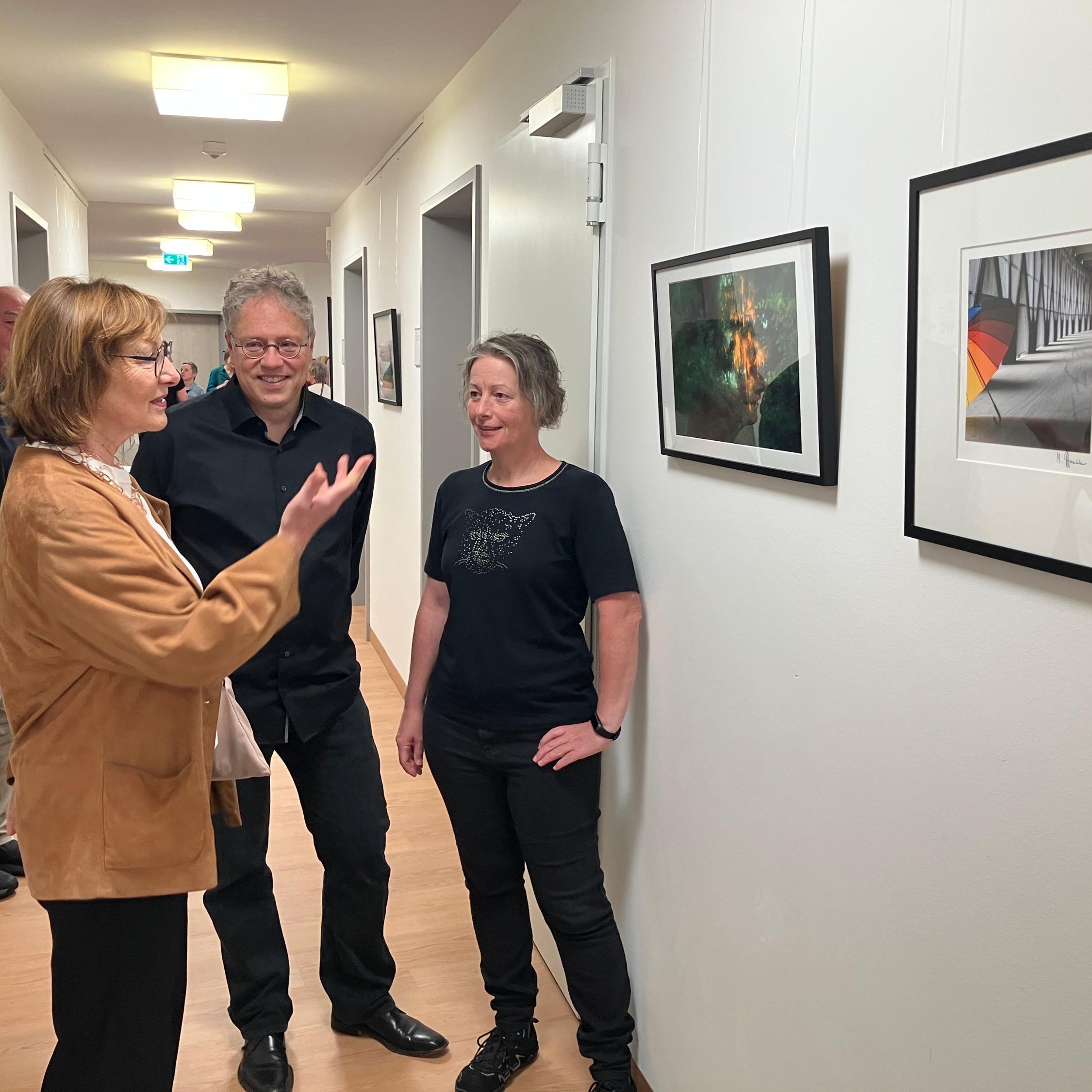 Hospizlerin Annegret Schubothe  im Gespräch mit den Fotografen Katrin Seuling und Markus Trenkle