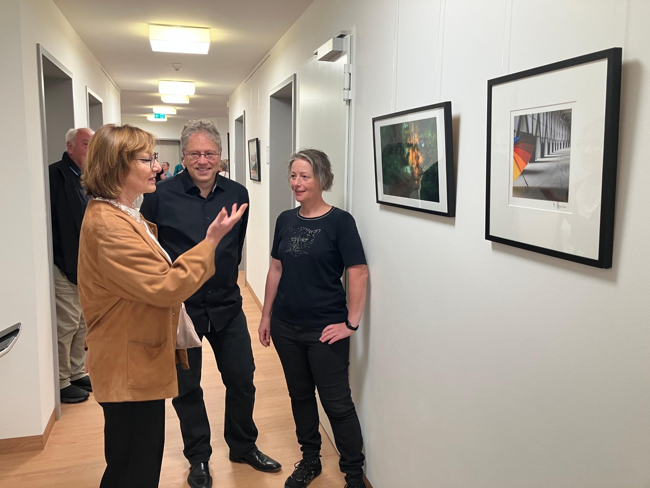 Hospizlerin Annegret Schubothe im Gespräch mit den Fotografen Katrin Seuling und Markus Trenkle