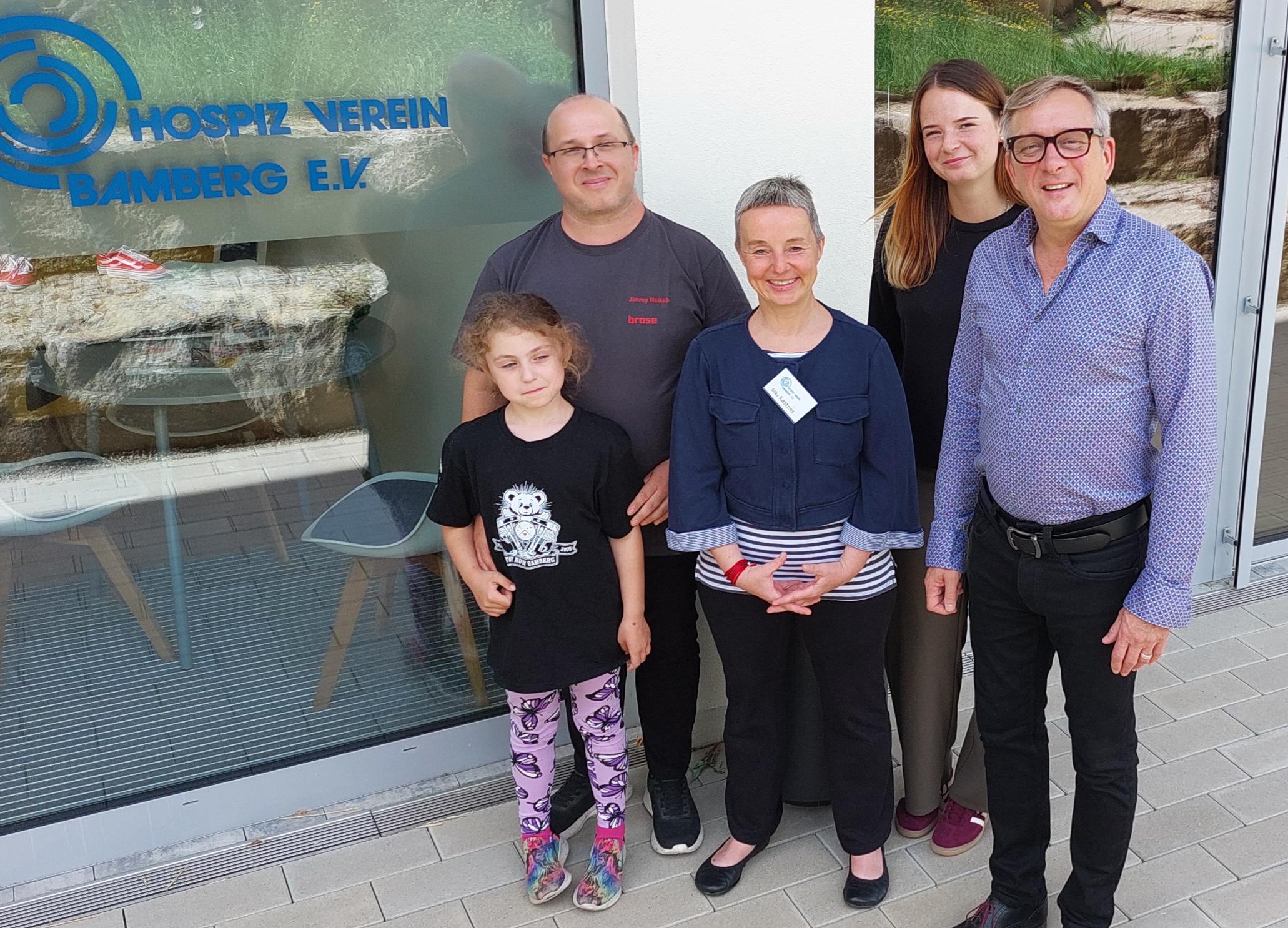Spendenübergabe der Max-Brose-Hilfe e.V. im Hospizverein Bamberg e.V. (v.l.n.r.: Nea Neikirk, Jimmy Neikirk, Silke Kastner, Amelie Motschmann, Steffen Tauss)