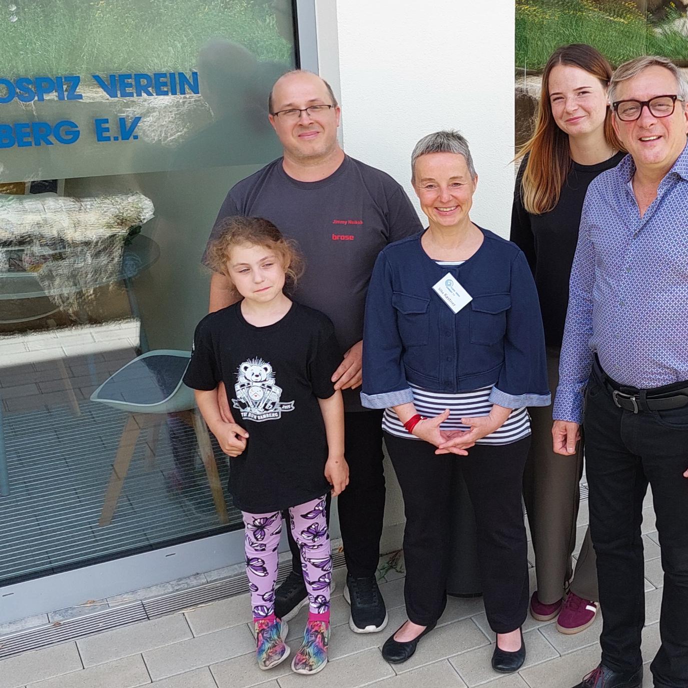 Spendenübergabe der Max-Brose-Hilfe e.V. im Hospizverein Bamberg e.V. (v.l.n.r.: Nea Neikirk, Jimmy Neikirk, Silke Kastner, Amelie Motschmann, Steffen Tauss)