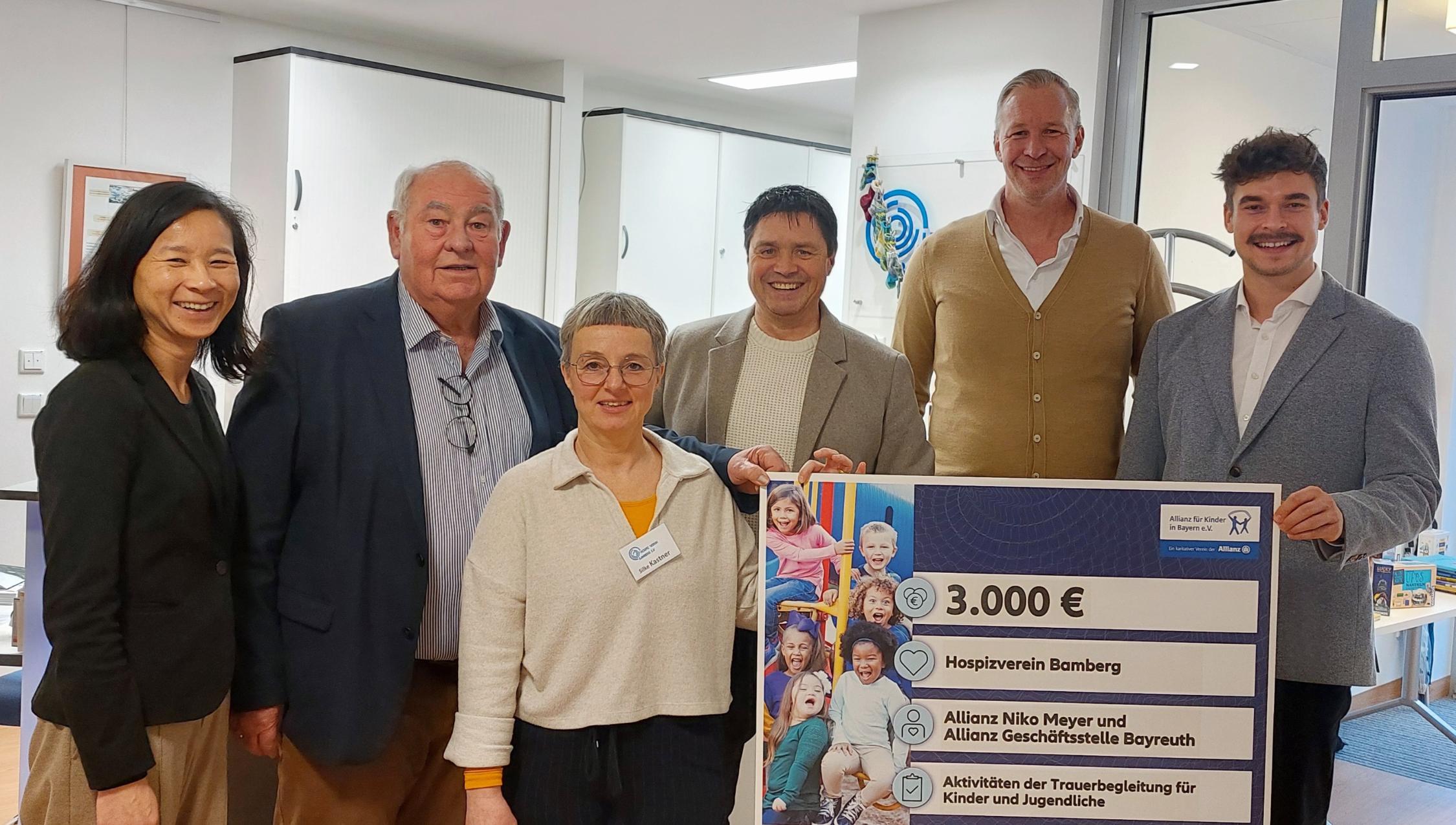 Die Projektpaten übergaben den Scheck im Hospizverein. Im Bild (v.l.n.r): Châu Báu Tang-Rupp, Konrad Göller, Silke Kastner, Enrico Schott, Peter Prenzel, Nico Meyer