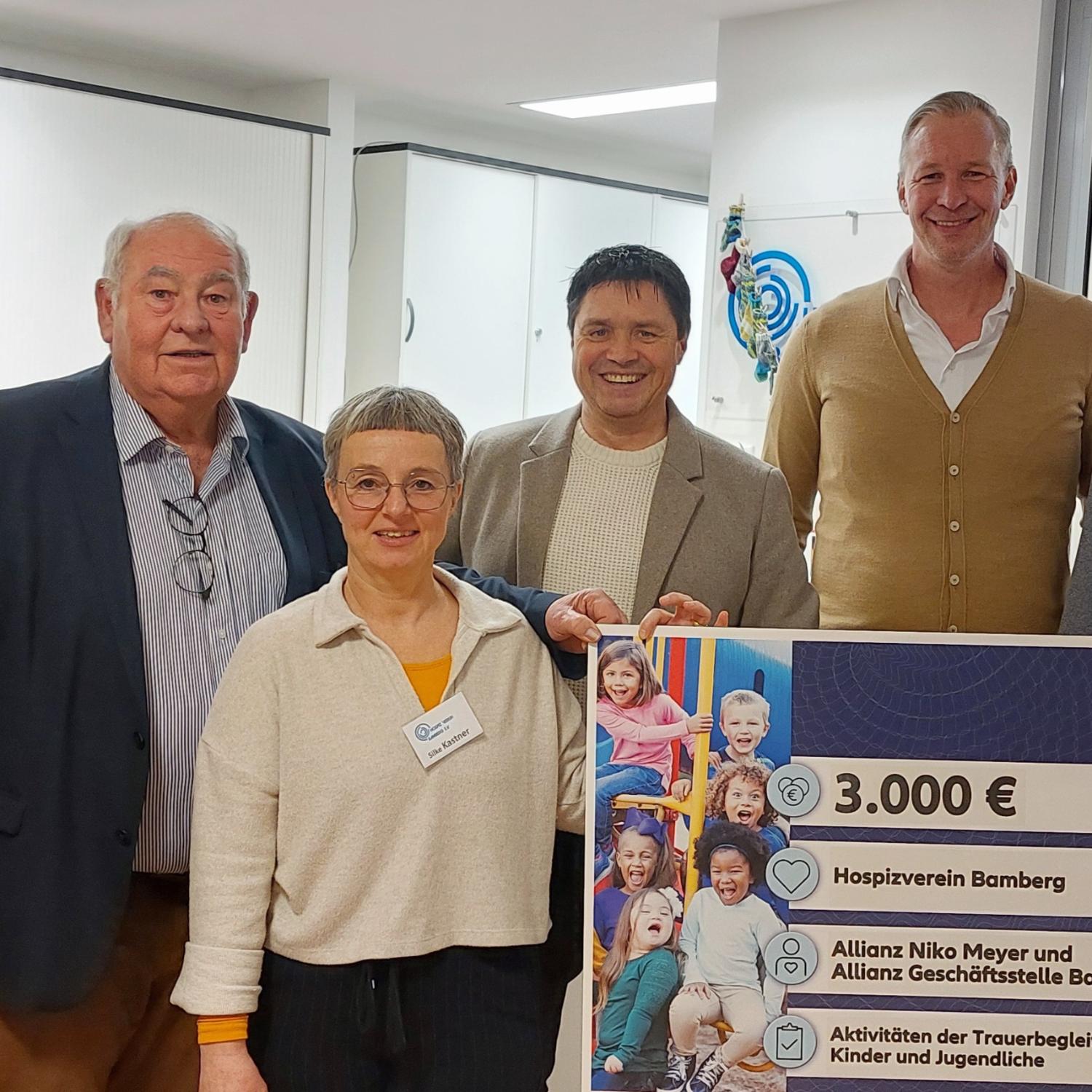 Die Projektpaten übergaben den Scheck im Hospizverein. Im Bild (v.l.n.r): Châu Báu Tang-Rupp, Konrad Göller, Silke Kastner, Enrico Schott, Peter Prenzel, Nico Meyer