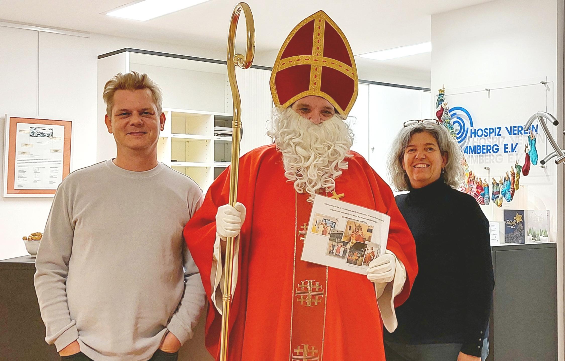 St. Nikolaus übergibt 1000 € an den Hospizverein Bamberg (Bild, v.l.n.r.: Stephan Lamprecht - Koordination im Hospizverein, Georg Pelzer, Priska Lauper - Koordination im Hospizverein)