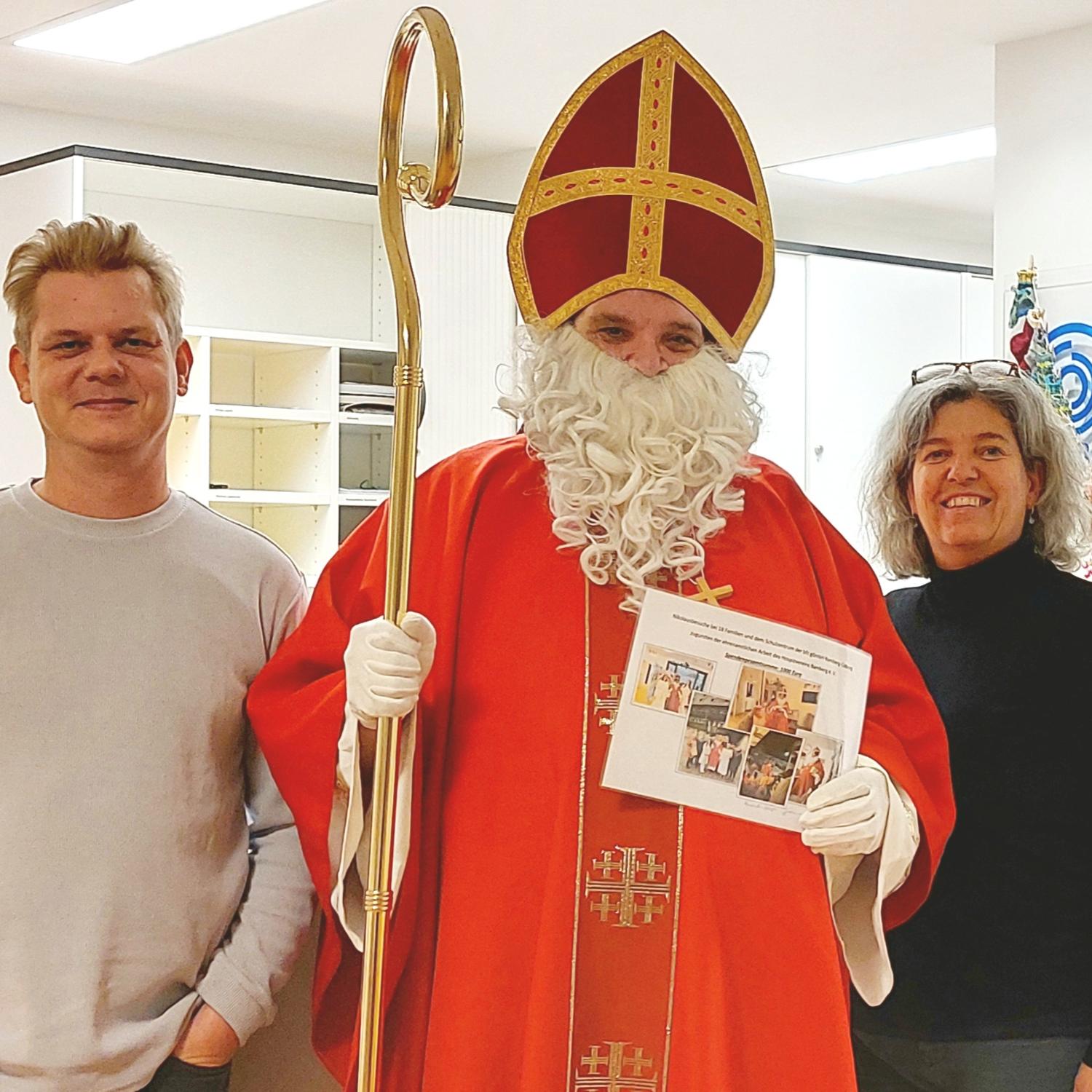 St. Nikolaus übergibt 1000 € an den Hospizverein Bamberg (Bild, v.l.n.r.: Stephan Lamprecht - Koordination im Hospizverein, Georg Pelzer, Priska Lauper - Koordination im Hospizverein)