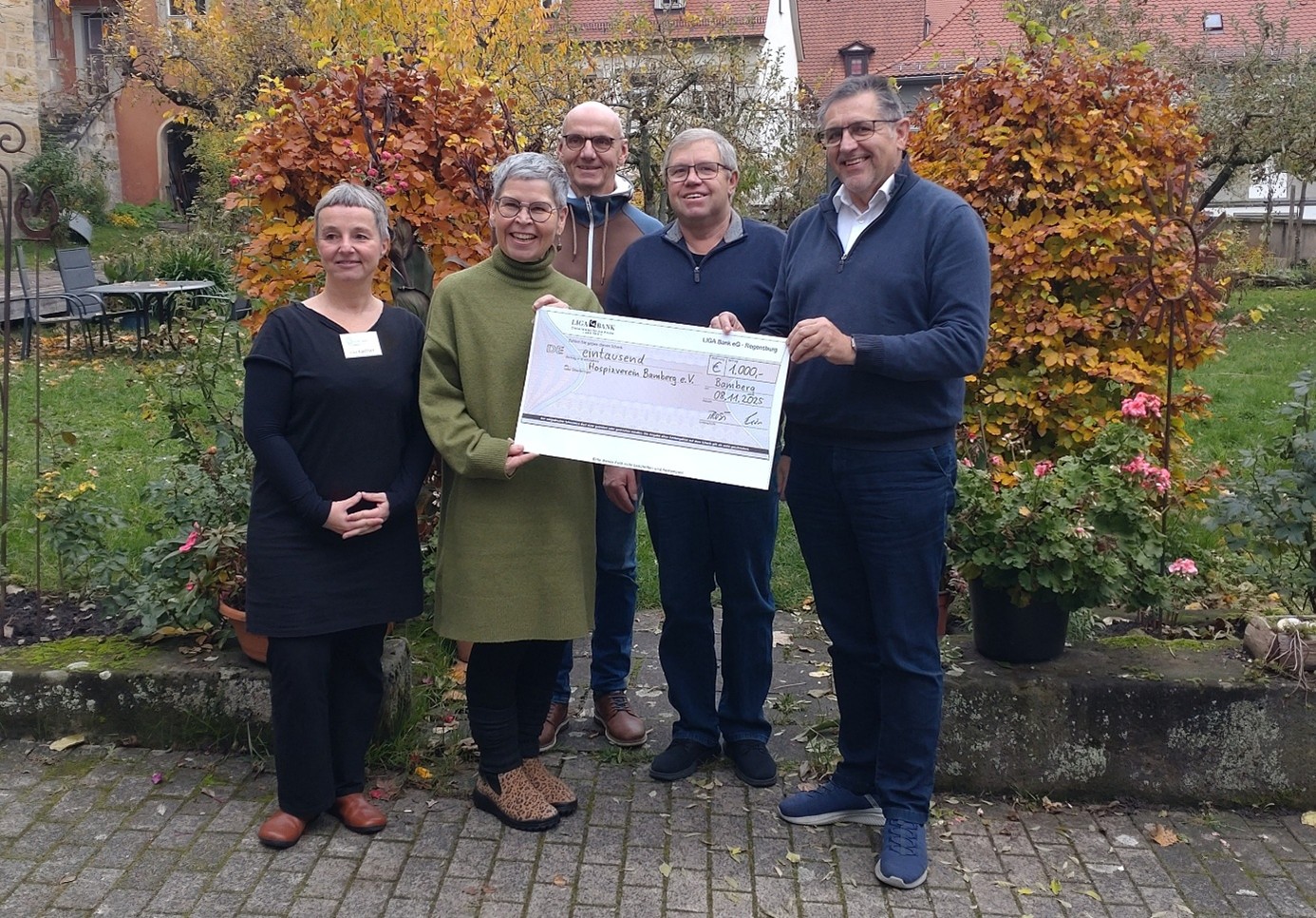 Spendenübergabe im Pfarrgarten, Obere Pfarre