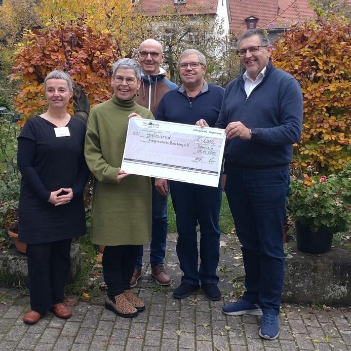 Spendenübergabe im Pfarrgarten, Obere Pfarre