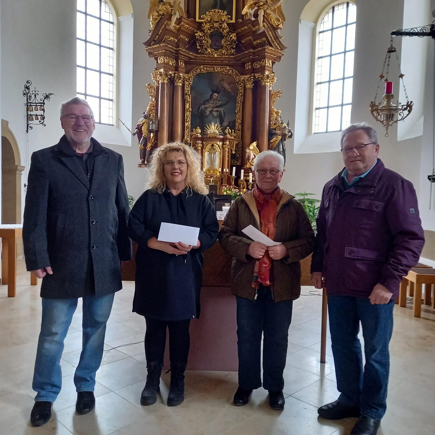 Spendenübergabe in Schönbrunn. Im Bild v.l.n.r.: Karl-Hans Hollet, Daniela Lieb, Annemarie Straub, Alfons Fröhling (1. Vorsitzender Theatergruppe Schönbrunn).