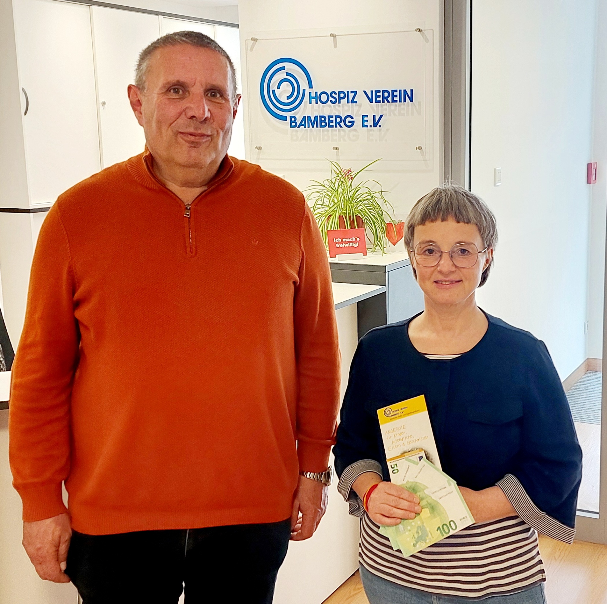 Stefan Röckelein übergibt im Hospizverein Bamberg die Spende der Büchelberger Osteraktion an Silke Kastner (Leiterin des Ambulanten Kinderhospizdienstes)