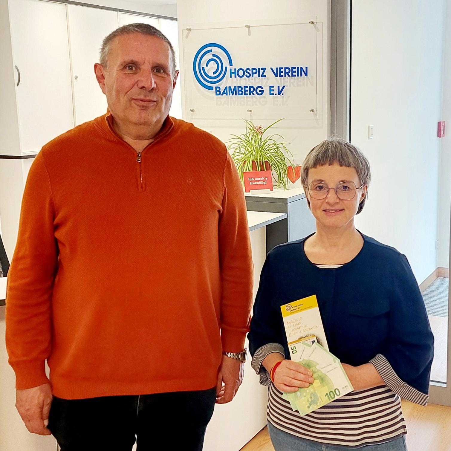 Stefan Röckelein übergibt im Hospizverein Bamberg die Spende der Büchelberger Osteraktion an Silke Kastner (Leiterin des Ambulanten Kinderhospizdienstes)