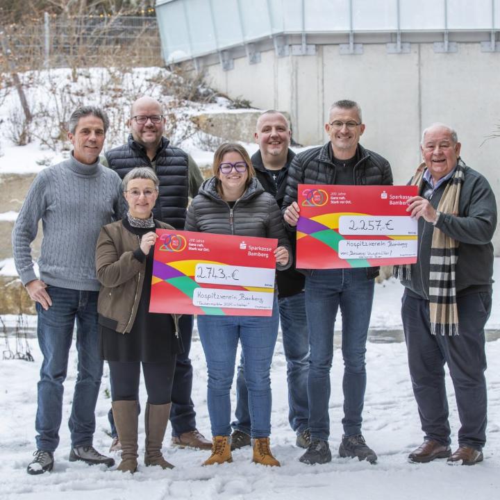 Gemeinsam für den guten Zweck - bei der Spendenübergabe (von links): Andreas Schmid (Mitglied im geschäftsführenden Vorstand Hospizverein Bamberg), Silke Kastner (Koordinatorin ambulanter Hospizdienst, Hospizverein Bamberg), Rainer Birklein, Feli Kroll und Andreas Nüßlein (Team Taubenmarkt), Oswald Kundmüller (Geschäftsführer Brauerei Kundmüller) sowie Konrad Göller (ehem. Vorstand Hospizverein Bamberg).