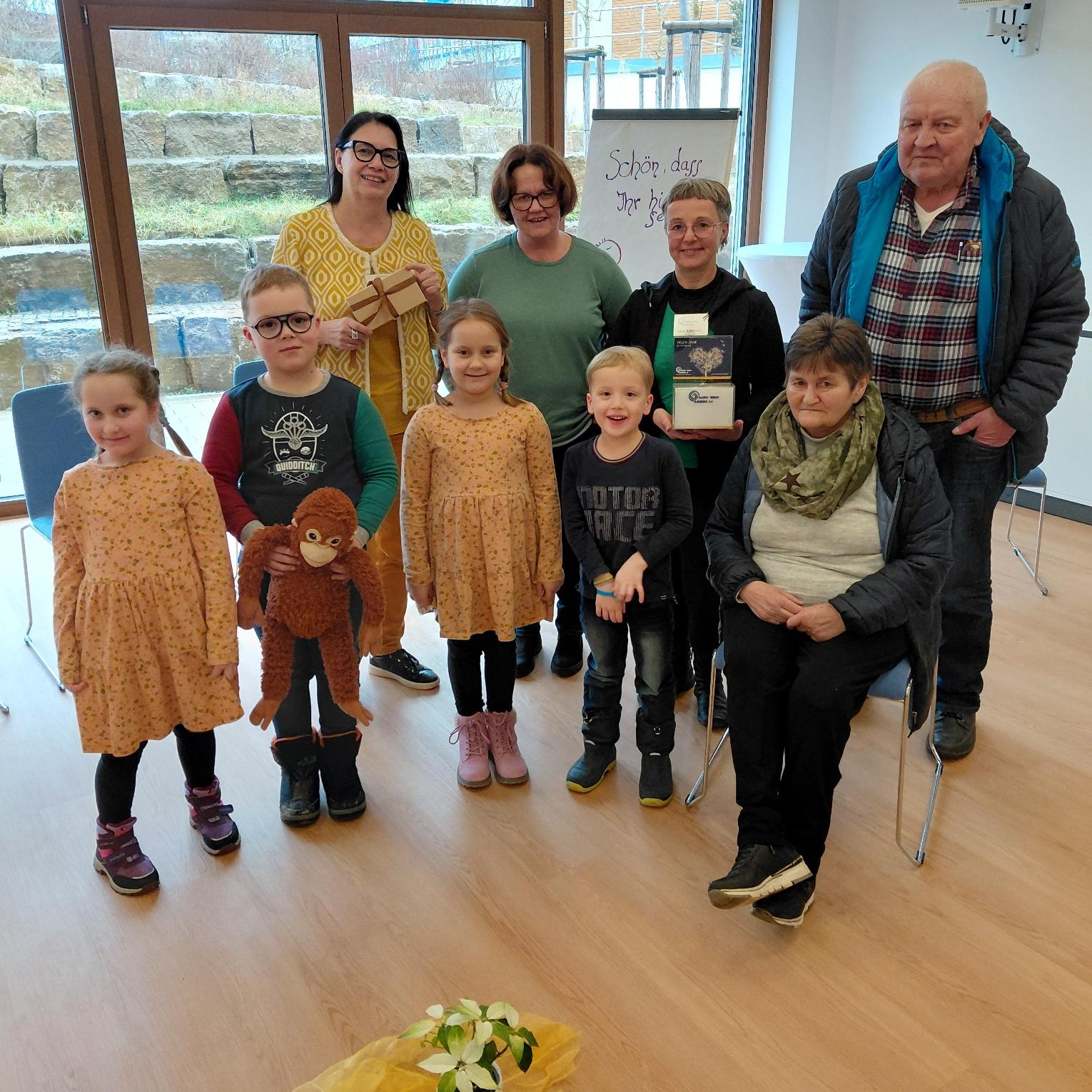 OttoLinzmayer, der Jublilar und Spender am rechten Bildrand mit einem Teil seiner Familie bei der Spendenübergabe im Hospizverein Bamberg