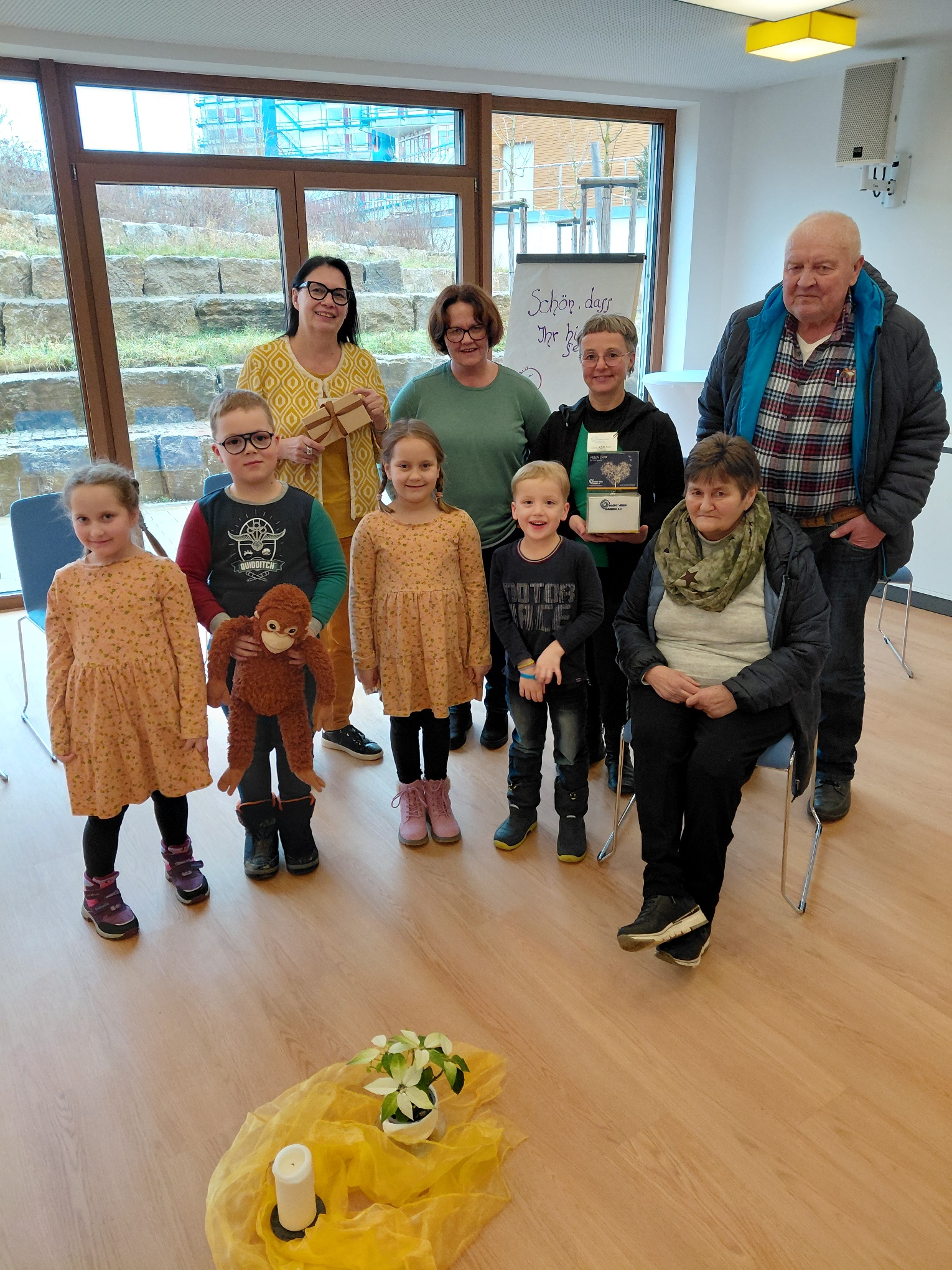 OttoLinzmayer, der Jublilar und Spender am rechten Bildrand mit einem Teil seiner Familie bei der Spendenübergabe im Hospizverein Bamberg