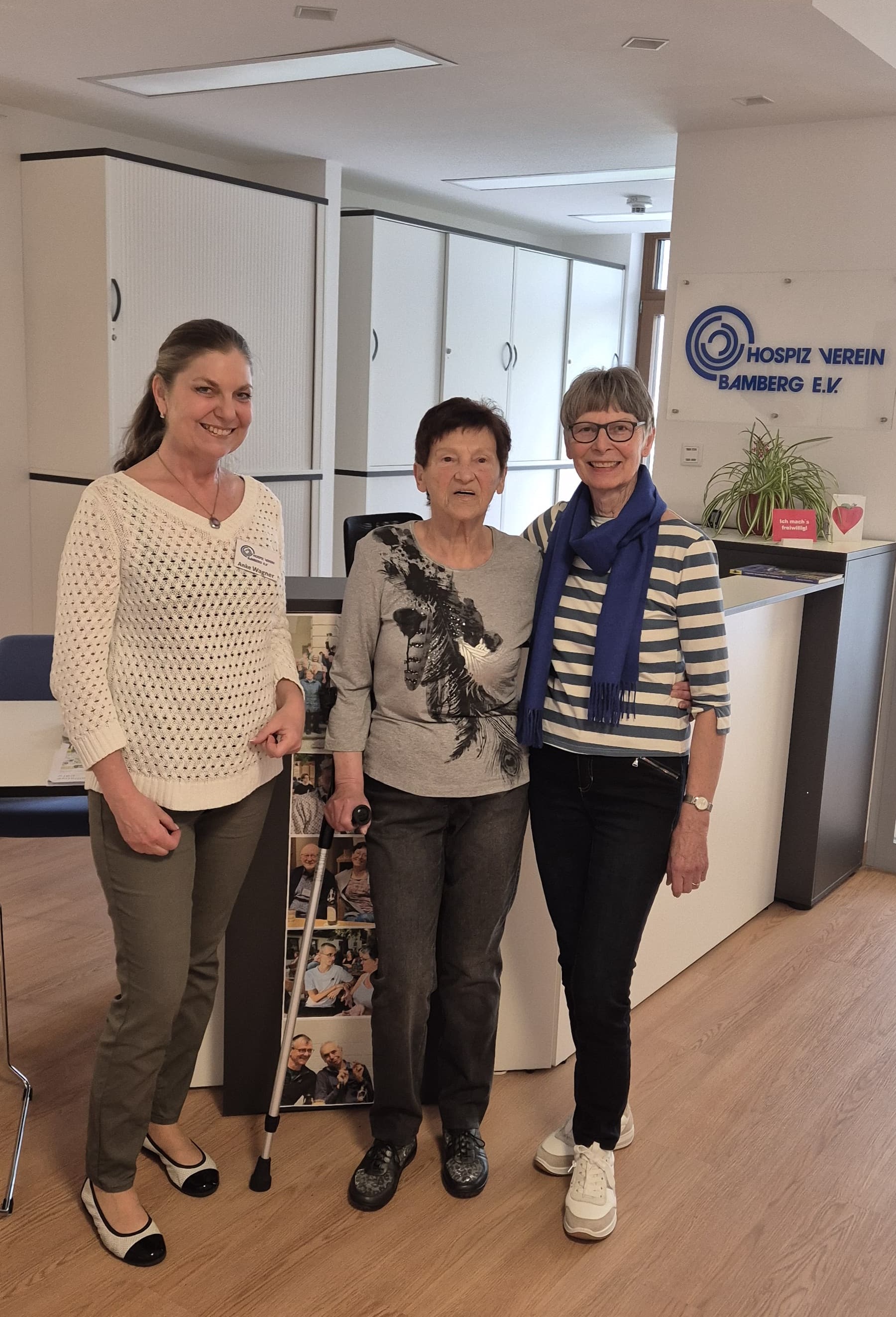 Frau Fuchs besucht zur Spendenübergabe den Hospizverein Bamberg (v.l.n.r. Anke Wagner geschäftsführender Vorstand/Hospizverein, Gerda Fuchs, Margareta Wagner Hospizbegleiterin/Hospizverein Bamberg)