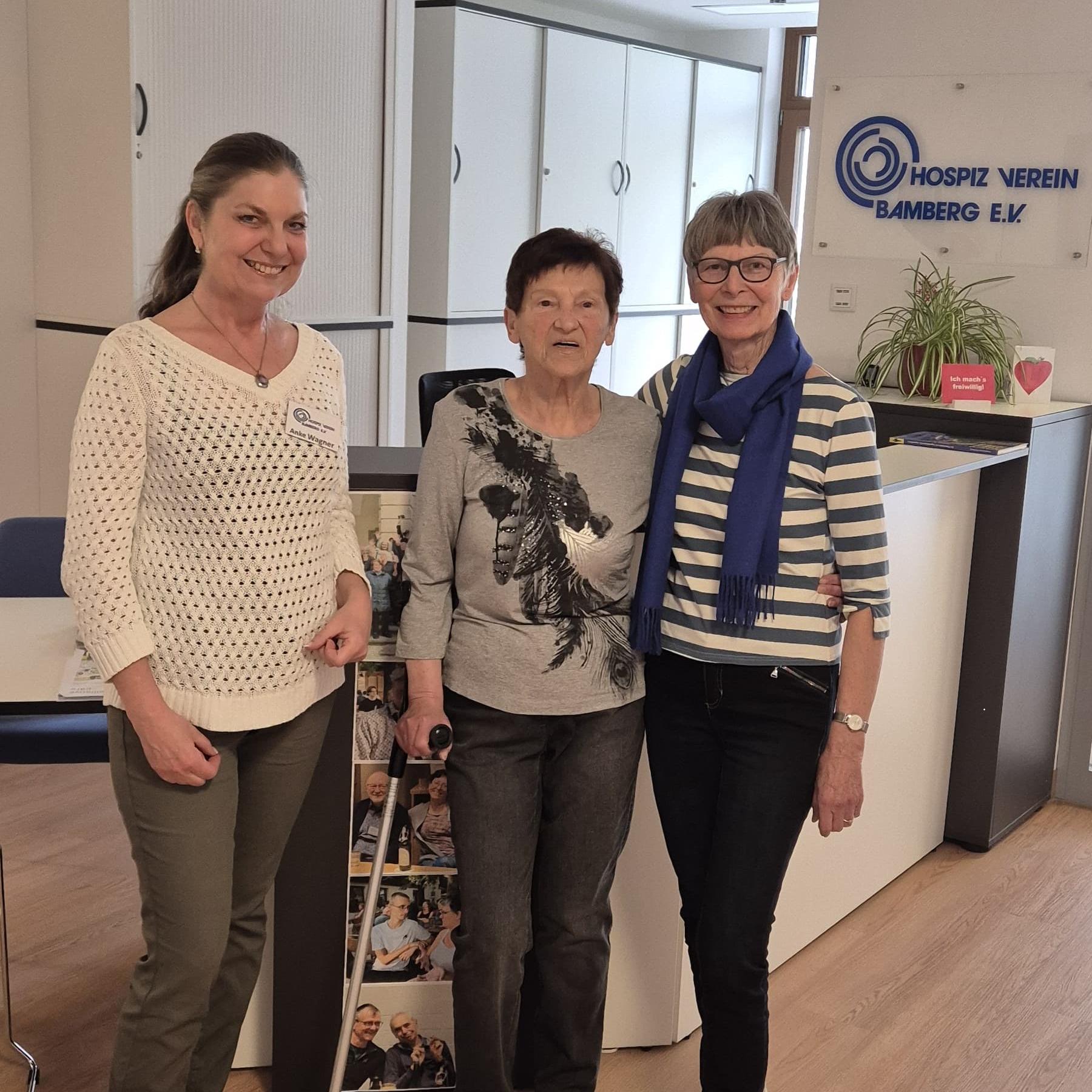 Frau Fuchs besucht zur Spendenübergabe den Hospizverein Bamberg (v.l.n.r. Anke Wagner geschäftsführender Vorstand/Hospizverein, Gerda Fuchs, Margareta Wagner Hospizbegleiterin/Hospizverein Bamberg)