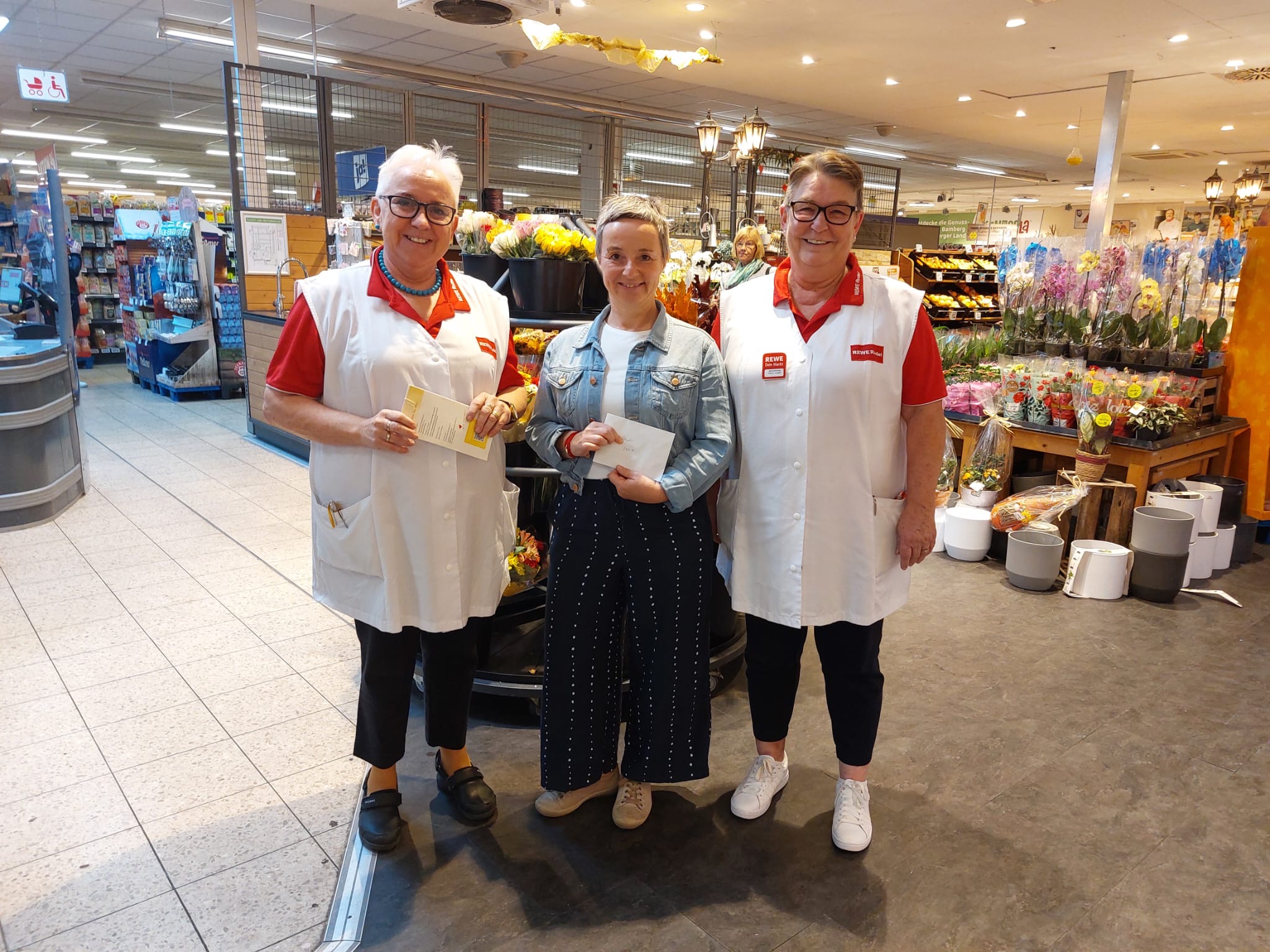 Spendenübergabe bei Rewe Rudel anlässlich 30 jähriges Jubiläum (v.l.n.r.: Annemarie Rudel/Geschäftsführerin, Silke Kastner/Hospizverein Bamberg, Frau Langer/Marktleitung)