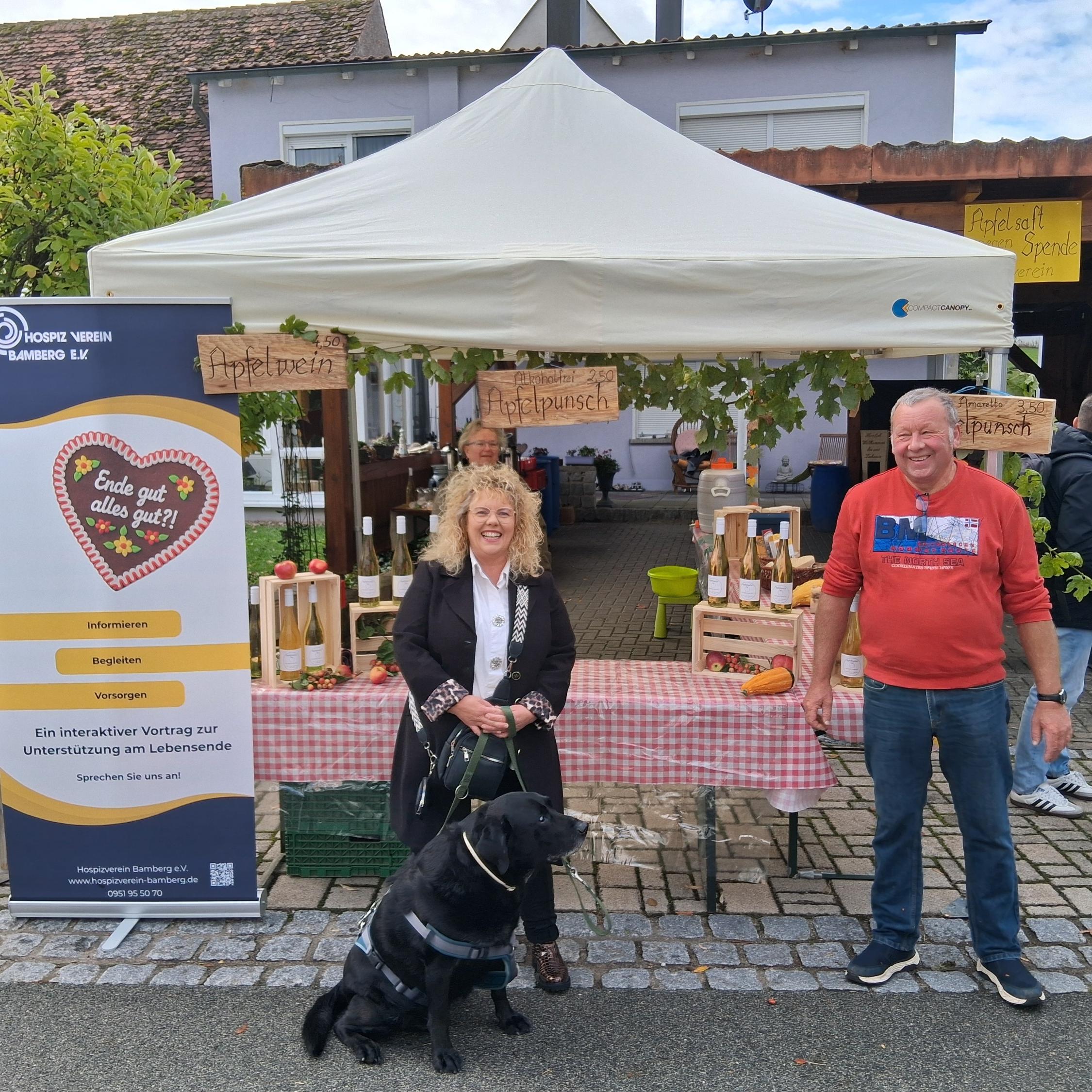 Schönbrunner Apfelmarkt zeigt sich großzügig. Daniela Lieb, Hospizbegleiterin (li. im Bild) wirbt für Spenden für Schwerstkranke, sterbende und trauernde Menschen.