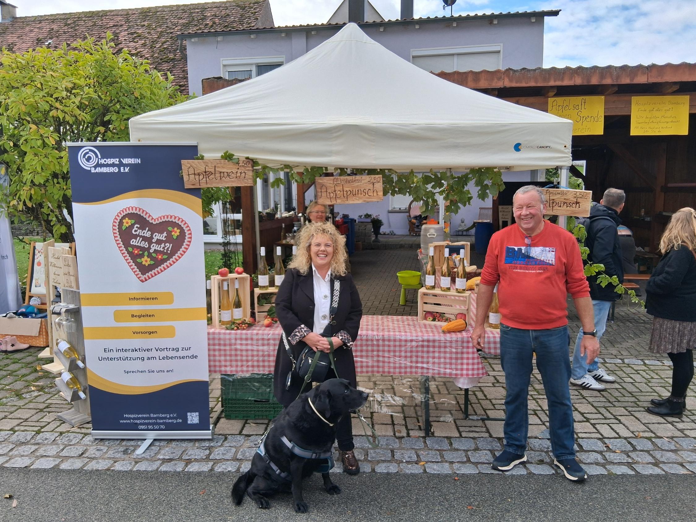 Schönbrunner Apfelmarkt zeigt sich großzügig. Daniela Lieb, Hospizbegleiterin (li. im Bild) wirbt für Spenden für Schwerstkranke, sterbende und trauernde Menschen.