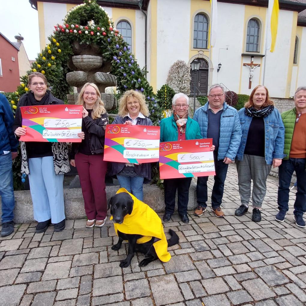 Spenden der Theatergruppe werden gemeinnützigen Zwecken übergeben. In der Bildmitte freut sich Daniela Lieb über 750,- Euro für den Hospizverein Bamberg.