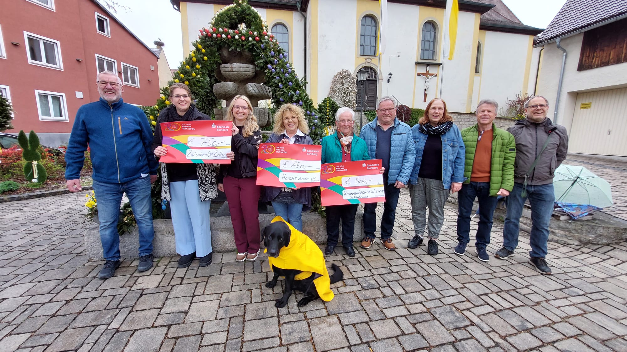 Spenden der Theatergruppe werden gemeinnützigen Zwecken übergeben. In der Bildmitte freut sich Daniela Lieb über 750,- Euro für den Hospizverein Bamberg.
