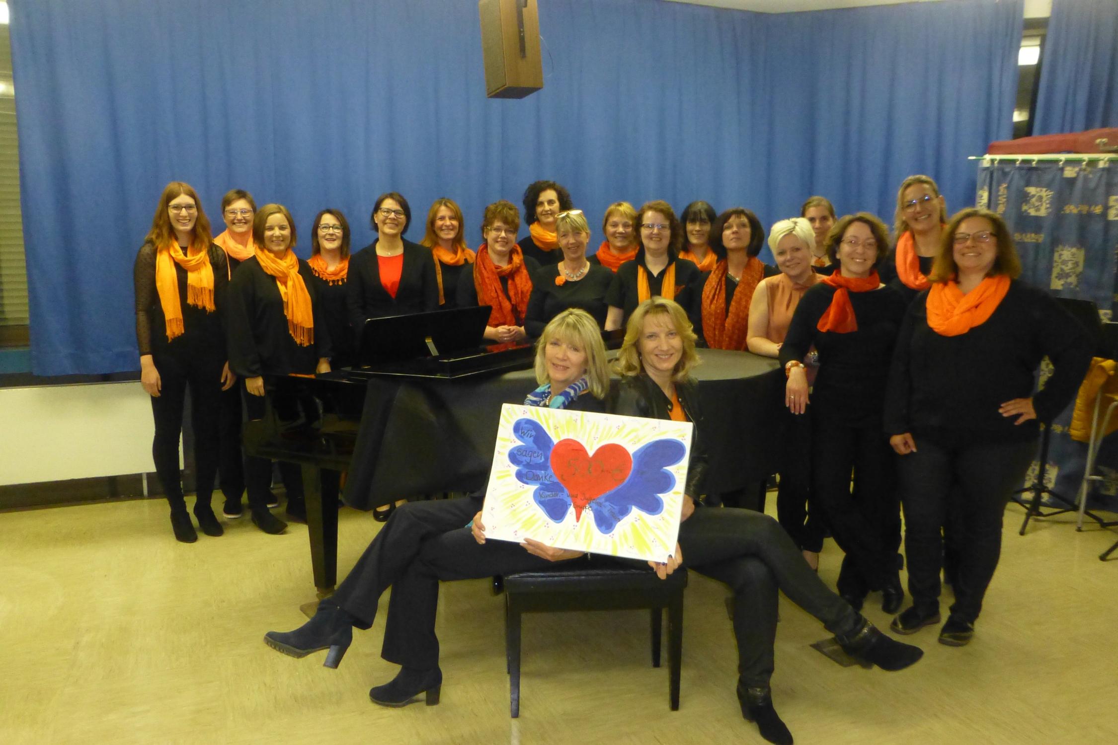 Scheßlitzer Chor 'Joyful voices' und Marlene Groh vom Hospizverein