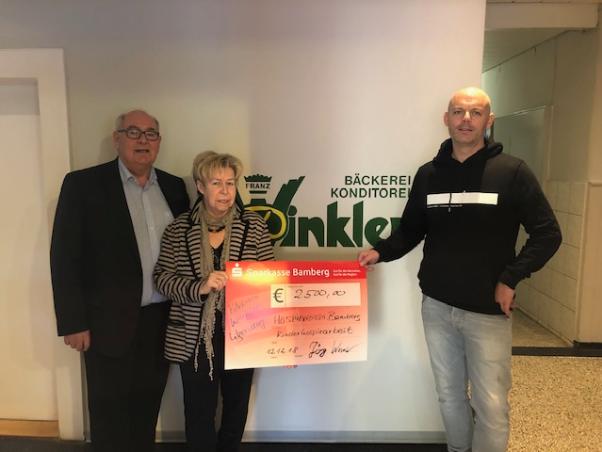 Konrad Göller, Monika Schauer ( beide Hospizverein) und Jörg Winkler (Bäckerei Winkler, Litzendorf)