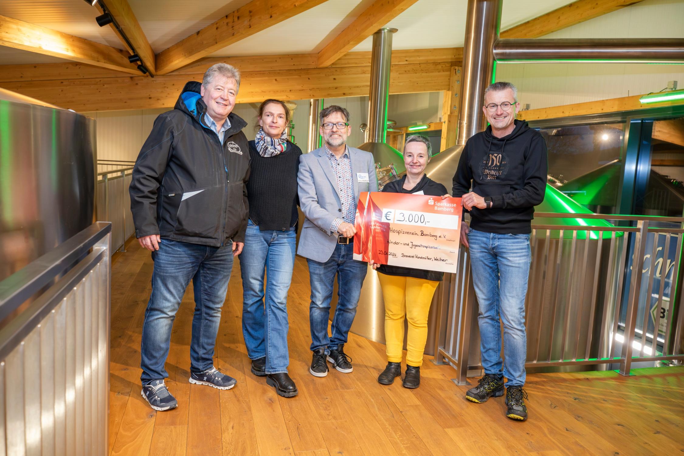 Spendenübergabe in der Brauerei Kundmüller (v.l.n.r.: Roland Kundmüller, Heike Pulek-Kundmüller, Markus Starklauf/Hospizverein, Silke Kastner/Hospizverein, Oswald Kundmüller)