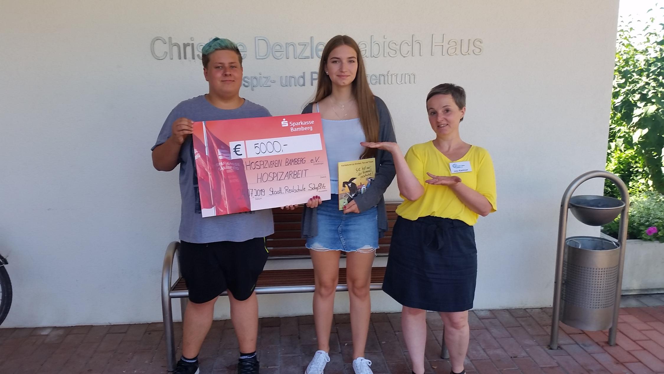 Philipp Heidenreich und Maja Dormann (Realschule Scheßlitz) und Silke Kastner (HV)