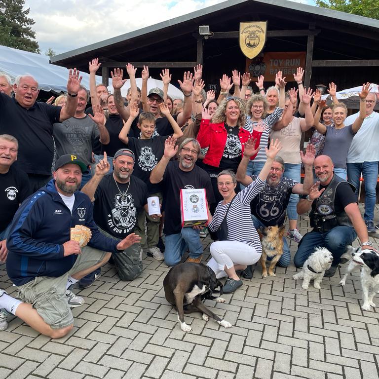 Motorradfreunde Bamberg übergeben ihre Spende beim Helferfest nach dem 1. TOY RUN BAMBERG