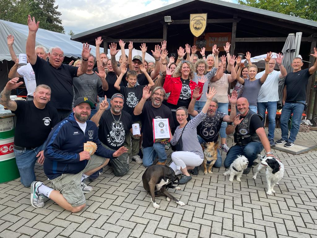 Motorradfreunde Bamberg übergeben ihre Spende beim Helferfest nach dem 1. TOY RUN BAMBERG