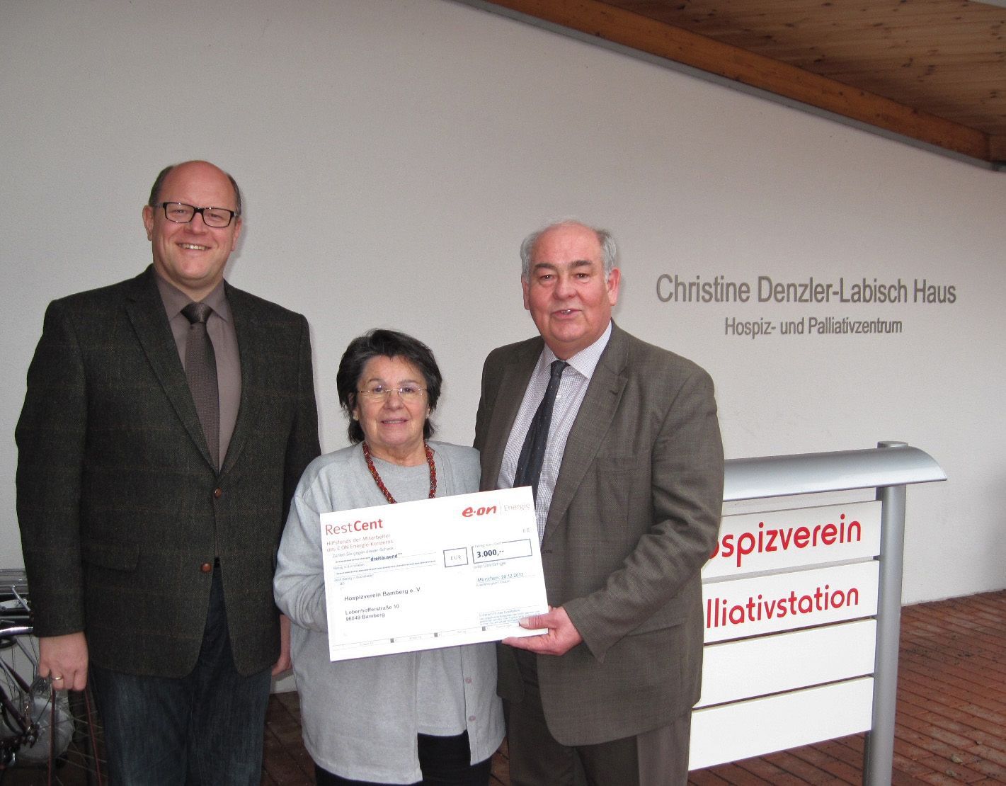 Gerhard Lehner (E.ON), Oslinde Reichert u. Konrad Göller (Hospizverein)