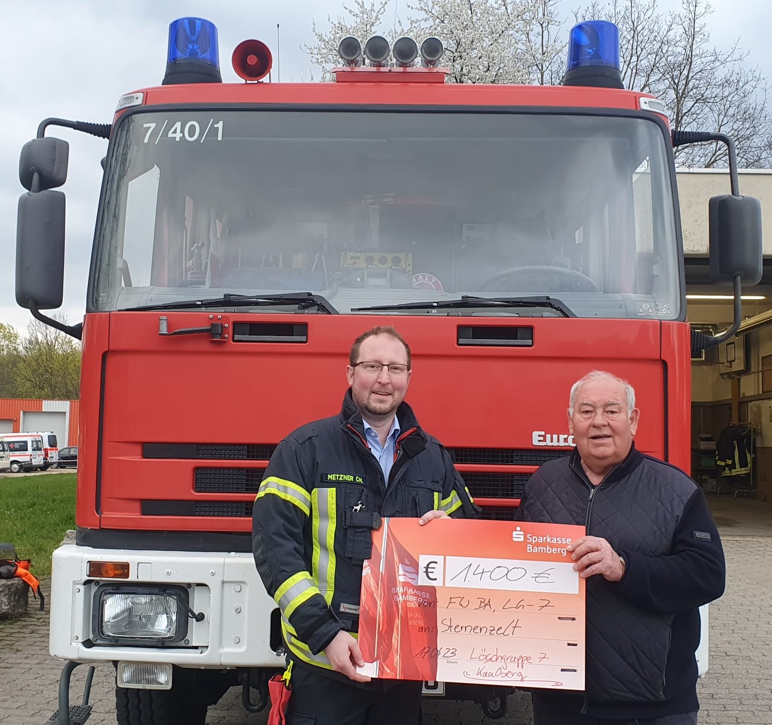 Spende Löschgruppe 7 der Feuerwehr Kaulberg (v. l.: Christian Metzner; stellv. Gruppenführer, Konrad Göller; Vors. Hospizverein