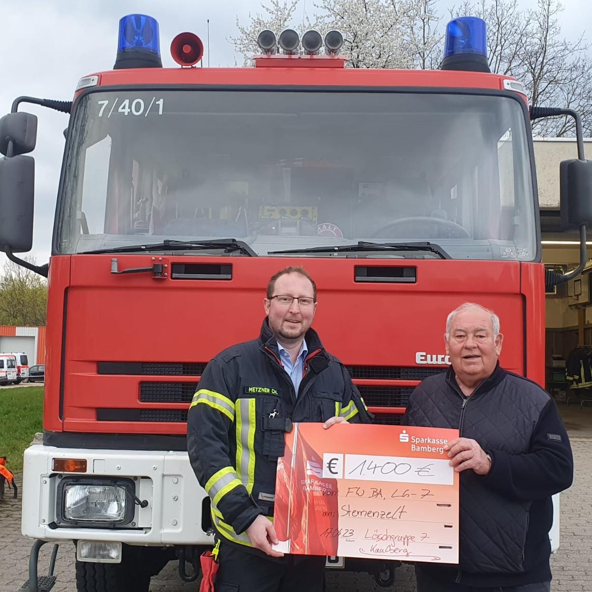 Spende Löschgruppe 7 der Feuerwehr Kaulberg (v. l.: Christian Metzner; stellv. Gruppenführer, Konrad Göller; Vors. Hospizverein